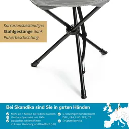 Faltstuhl mit korrosionsbeständigem Stahlgestänge und grauer Sitzfläche, begleitet von Textinformationen über den Hersteller.