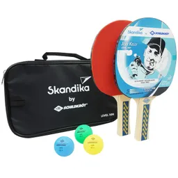 Tischtennis-Set mit zwei Schlägern, einer schwarzen Tasche und drei bunten Bällen (blau, gelb, grün).