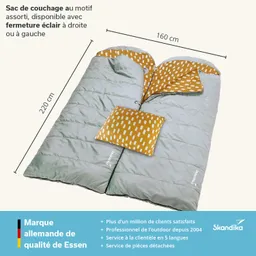 Schlafsack in Grautönen mit gepunktetem Innenfutter in Gelb. Kissen auf dem Schlafsack. Maße: 220 cm x 160 cm.