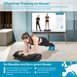 Eine Person macht eine Plank-Übung auf einem Trainingsgerät. Im Hintergrund steht ein Fernseher, der ein Trainingsvideo zeigt. Textinformationen zu Skandika und Dienstleistungen sind vorhanden.