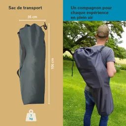 Dunkelgrauer Transportbeutel, 35 cm x 106 cm, mit Tragriemen, hinter einer Person auf einer Wiese.