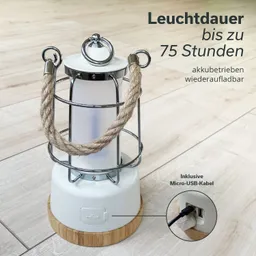 Akku-Lampe mit Metallgitter und Seilgriff, auf einem holzähnlichen Boden Mikro-USB-Anschluss sichtbar.