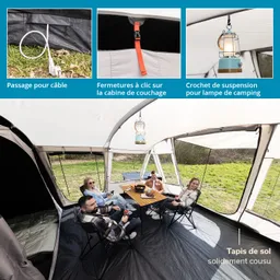 Zeltinneneinrichtung mit Tisch und Stühlen. Personen sitzen am Tisch mit Getränken. Über dem Tisch hängt eine Lampe.