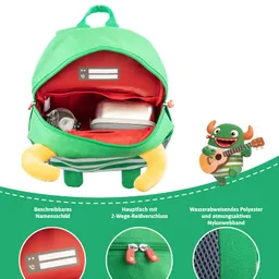 Grüner Rucksack mit geöffneter vorderer Tasche, darin ein Namensschild und zwei Aufbewahrungsboxen. Neben dem Rucksack ein buntes Maskottchen mit Gitarre.
