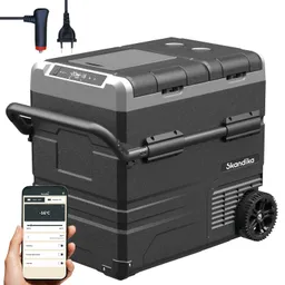 Kühlbox mit Rollen, digitaler Temperaturanzeige und Smartphone-Steuerung. Kabelanschlüsse oben sichtbar. Markenlogo: Skandika.