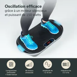 Vibrationsplatte mit Digitalanzeige und hochsoliden Gummifüßen, darauf stehen Füße in blauen Sportschuhen.