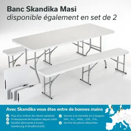 Tisch mit zwei Bänken aus weißem Kunststoff und silbernen Metallbeinen, zusammengeklappt auf der Seite.