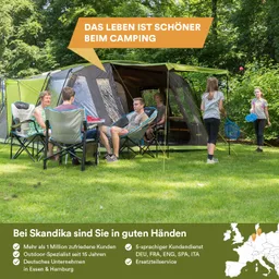 Campingplatz mit mehreren Personen, die in Stühlen sitzen, um ein Zelt herum. Bäume im Hintergrund. Text über dem Zelt.