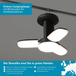 Campinglampe mit drei Beleuchtungselementen in Form von Blütenblättern und einem schwarzen Halter. Hintergrund grau.