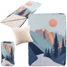 Schlafsack mit buntem Bergmotiv und orangefarbener Sonne, zusätzlich ein Kissen und eine zusammenrollbare Hülle.