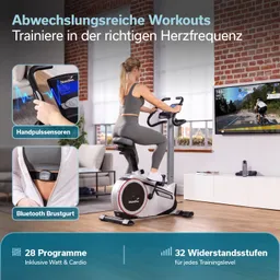 Mann auf einem Fitnessgerät mit Pulsuhr. Im Hintergrund Auszeichnungen und Informationen zum Gerät. Brustgurt sichtbar.