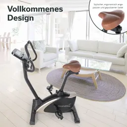 Ein Heimtrainingsgerät mit ergonomischem Sattel steht in einem modernen Raum. Im Hintergrund sind Möbel und ein Tisch sichtbar.
