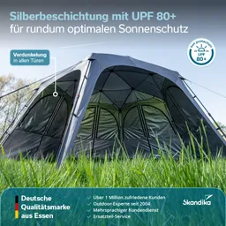 Zelt mit silberner Beschichtung, das Sonnenschutz mit UPF 80+ bietet. Gras im Vordergrund, klare Himmel und Bäume im Hintergrund.