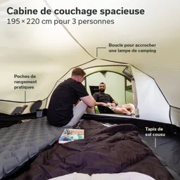 Zeltinnenraum mit zwei Personen, einer sitzt auf einem Stuhl, der andere auf einer Schlafmatte. Sichtbare Taschen und Lampenhalterung.
