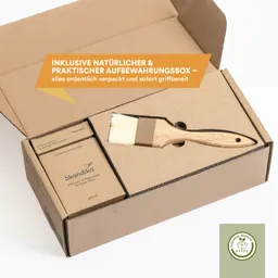 Braune Verpackungsbox, die einen Pinsel und mehrere braune Kartons mit der Aufschrift "Skandika" enthält.