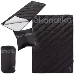 Schlafsack und Kissen in Schwarz mit diagonal verlaufenden Nähten. Schlafsack ist umgeschlagen, darunter helle Innenseite sichtbar.