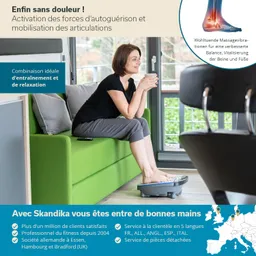 Eine Person sitzt auf einem grünen Sofa und hält eine Tasse. Ihre Füße stehen auf einem Massagegerät. Im Hintergrund sind Fenster mit Blick ins Freie zu sehen. Textinformationen sind im Bild enthalten.