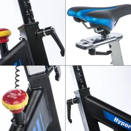 Detailansicht eines Fitnessgeräts mit Sitz, Verstellhebel und Stoppknopf in rot. Schwarz-gelber Rahmen mit blauer Schrift.