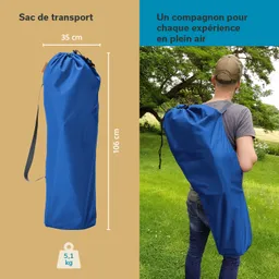 Blauer Transportbeutel mit Tragegurt, 106 cm hoch und 35 cm breit, steht neben einer Person im Freien.