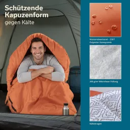 Orangene Schlafsack mit Kapuze, Person lächelt im Inneren, Wasserflasche neben sich, Zelt im Hintergrund, Informationstexte auf der Seite.