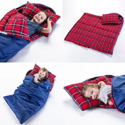 Schlafsack in Blau mit karierter Innenseite in Rot und Schwarz, zwei Kinder liegen darin und lächeln. Ein ausgebreitetes Kissen ist sichtbar.