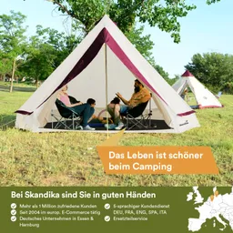Zelt im Freien mit drei Personen, die auf Campingstühlen sitzen. Grüne Wiese und Bäume im Hintergrund.