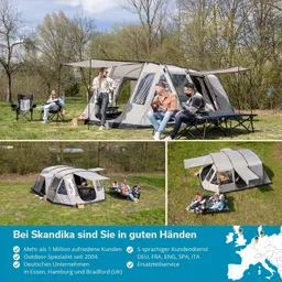 Zelt im Freien mit mehreren Personen, die auf Campingstühlen sitzen. Umgebung mit Bäumen und Wiese.