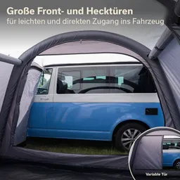 Zelt mit geöffneten Türen, das Zugang zu einem blauen Fahrzeug bietet. Sichtbare Elemente: Grasuntergrund, Zeltwand, Fahrzeugseite.