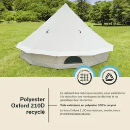 Zelt aus recyceltem Polyester, konisch, mit grauer Außenfläche, auf einer grünen Wiese, umgeben von Bäumen.