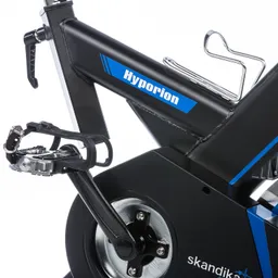 Schwarzes Fitnessgerät mit dem Schriftzug "Hyperion", Pedal und Schwungmasse. Farbakzente in Blau.