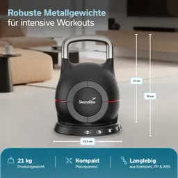 Metallkettlebell auf einem Boden, Maße und Produktmerkmale sind angegeben. Hintergrund unscharf mit Möbeln.