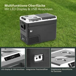 Kühlbox mit LED-Display, USB-Anschluss, integriertem Flaschenöffner und Abstellfläche für Getränke auf grünem Rasen.