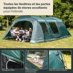 Grünes Zelt mit durchsichtigen Fenstern und mehreren Personen, die an einem Tisch sitzen. Tisch mit Geschirr.