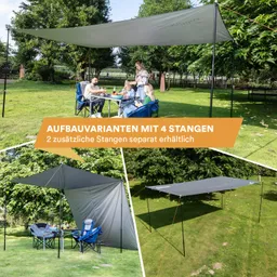 Grau-spielerisches Sonnensegel mit vier Stangen auf einer Wiese, umgeben von Bäumen. Einige Personen sitzen am Tisch.