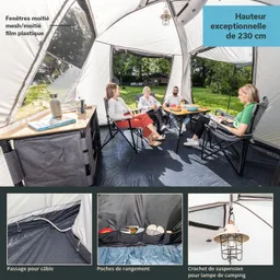 Zeltinnensicht mit vier Personen in Campingstühlen, Tisch mit Snacks, Fenster und Stauraumdetails.
