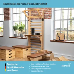 Holzgerät mit horizontalen Stangen und Ablage, daneben Polsterbänke. Fenster mit Pflanzen, an der Wand mehrere Produkte.