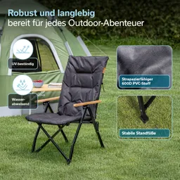 Faltstuhl mit schwarzem Bezug, Holzarmlehnen und stabilen Füßen, auf grünem Rasen vor einem Zelt.