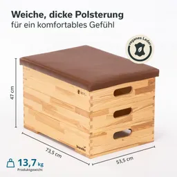 Holztruhe mit braunem gepolstertem Deckel. Maße: 73,5 cm x 53,5 cm x 47 cm. Mit zwei Griffen an den Seiten.