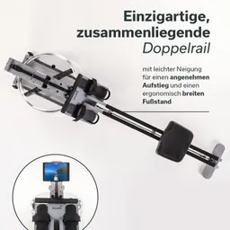 Rudergerät mit doppelliegendem Rail, ergonomischem Sitz und Fußstützen, sowie Halterung für ein Tablet.