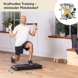 Person in kurzer Sporthose und T-Shirt führt eine Übung mit einem Widerstandsgerät durch. Der Raum hat Holzfußboden und einen großen Fensterbereich.
