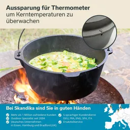 Eisenpfanne mit Gemüse und Brühe über offenem Feuer, im Hintergrund eine Beschreibung zur Thermometer-Aussparung.