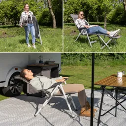 Eine Person trägt einen zusammenklappbaren Stuhl in einer grünen Umgebung. Eine andere Person sitzt entspannt im Stuhl, während eine dritte Person in einem Stuhl zurückgelehnt mit geschlossenen Augen in einem schattigen Bereich sitzt.