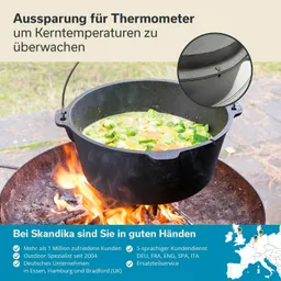Eisenpfanne mit Gemüsebrühe auf offenem Feuer. In der oberen Ecke ist eine Aussparung für ein Thermometer zu sehen.