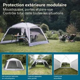 Modularer Zeltaufbau mit Moskitonetz, Tisch und Stühlen auf einer Wiese, umgeben von Bäumen.