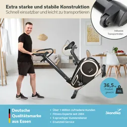 Ein Mann steht an einem Fitnessgerät in einem hellen Raum. Das Gerät hat eine schwarze Konstruktion mit einer runden, goldenen Verkleidung. Im Hintergrund sind Möbel und Dekoration sichtbar.