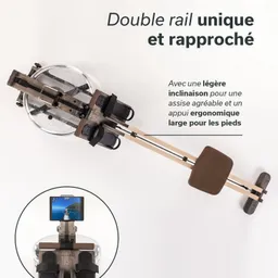 Wasser-Rudergerät mit Holzrahmen, abgerundeter Front und ergonomischem Sitz. Kleinere Abbildung eines Gerätes mit Halterung für ein Tablet.