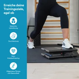 Person steht auf einem schwarzen Trainingsgerät und streckt ein Bein, im Hintergrund Trainingsutensilien. Links Text mit Fitnesszielen.