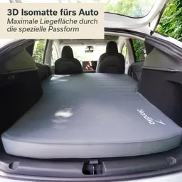 Graue Isomatte im Kofferraum eines Autos, die eine große Liegefläche bietet. Im Hintergrund sind zwei Autositze sichtbar.