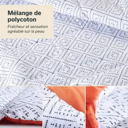 Polyester-Bettdecke in Weiß mit schwarzem, geometrischem Muster und orangefarbener Unterseite. Aus Poly-Cotton-Mischung.