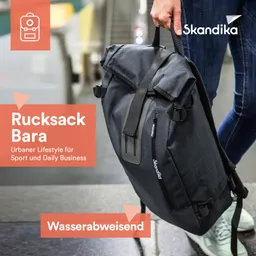 Grauer Rucksack wird von einer Person getragen. Text beschreibt Rucksack und dessen Eigenschaften wie Wasserabweisend.